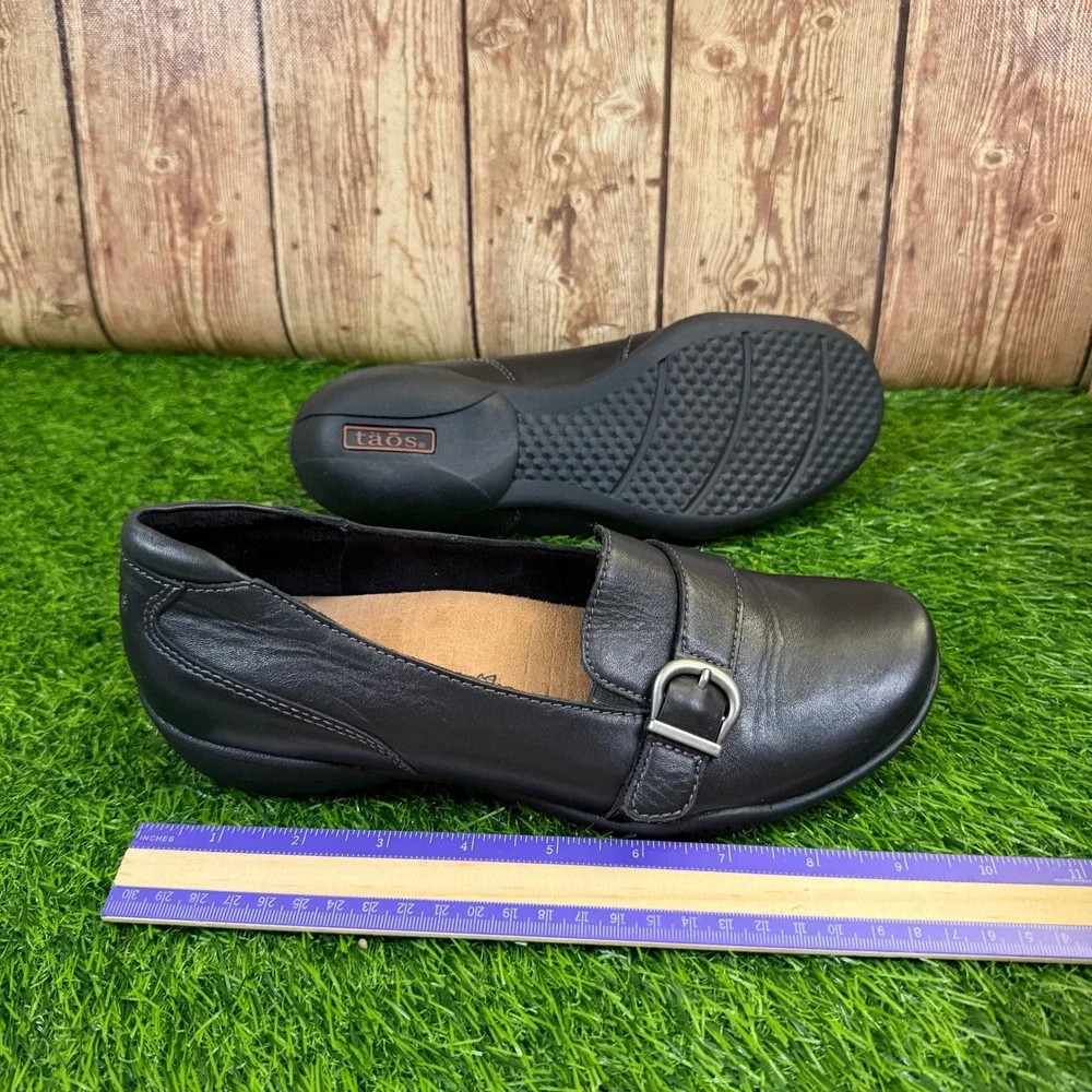 Taos Uppity Loafers Womens sizee 7.5 Black Leather Buckle Comfort